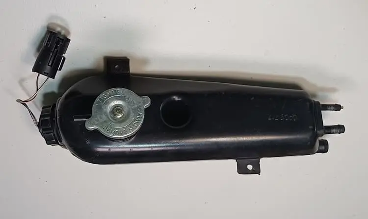1989 Jaguar XJ40 Sovereign 3.6 Coolant Expansion Header Tank Reservoir (Early one) CAC9717 image 5